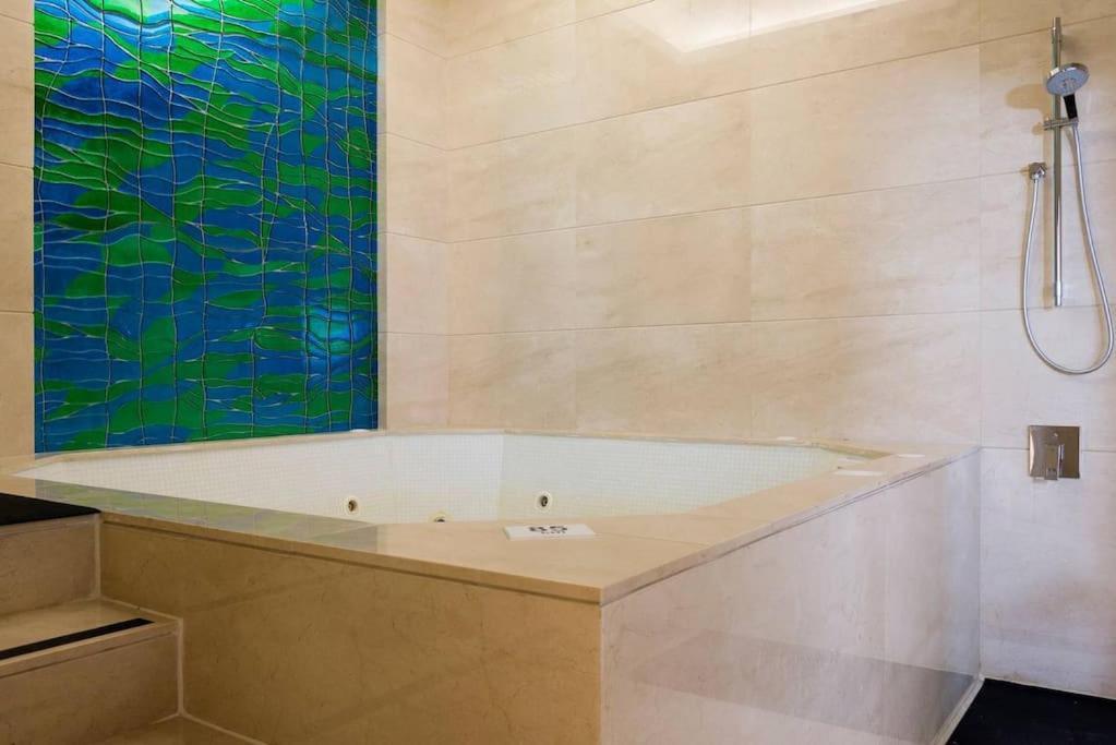 Versace Tower Luxury Suites - Downtown Beirut Exterior photo